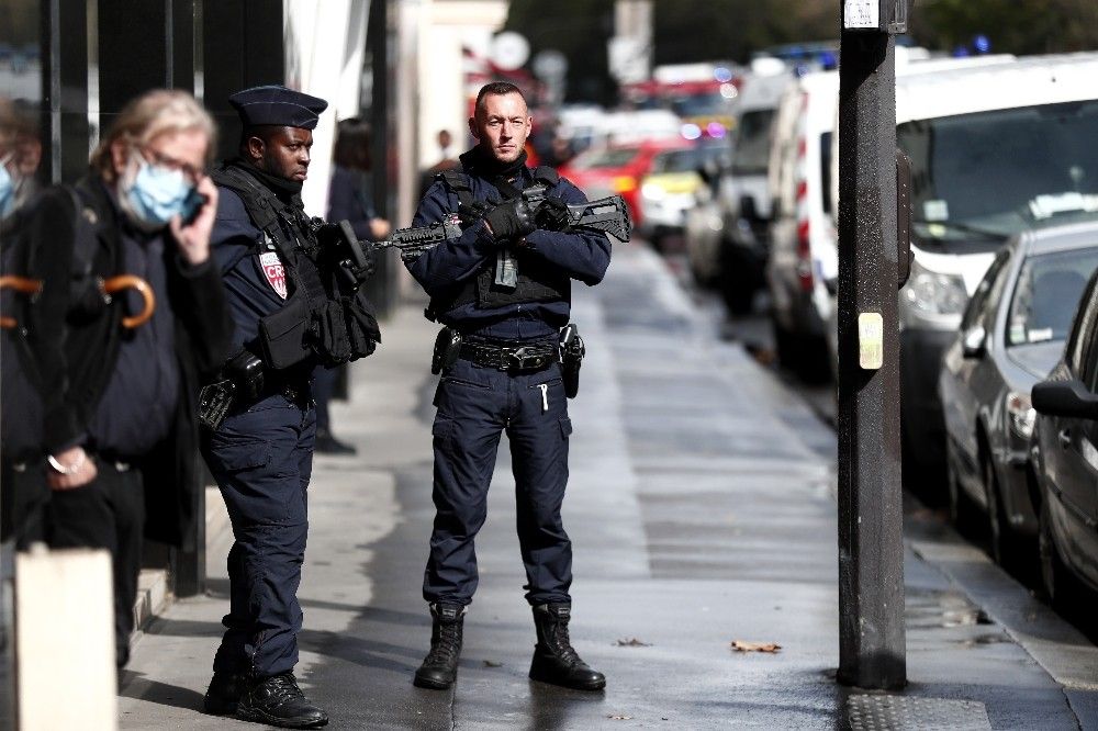 Paris'te satırlı saldırı