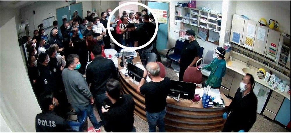 Sağlık çalışanlarına saldırı anının yeni fotoğrafları
