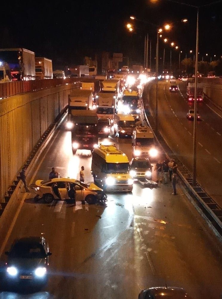 Şaka gibi! Yola çekyat düştü, kaza oldu, 3 kişi yaralandı