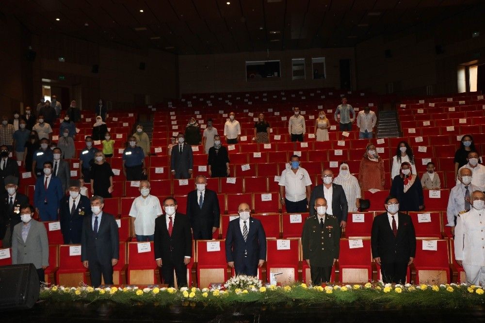 Şehit babasının övünç madalyasını 7 yaşındaki kızı aldı