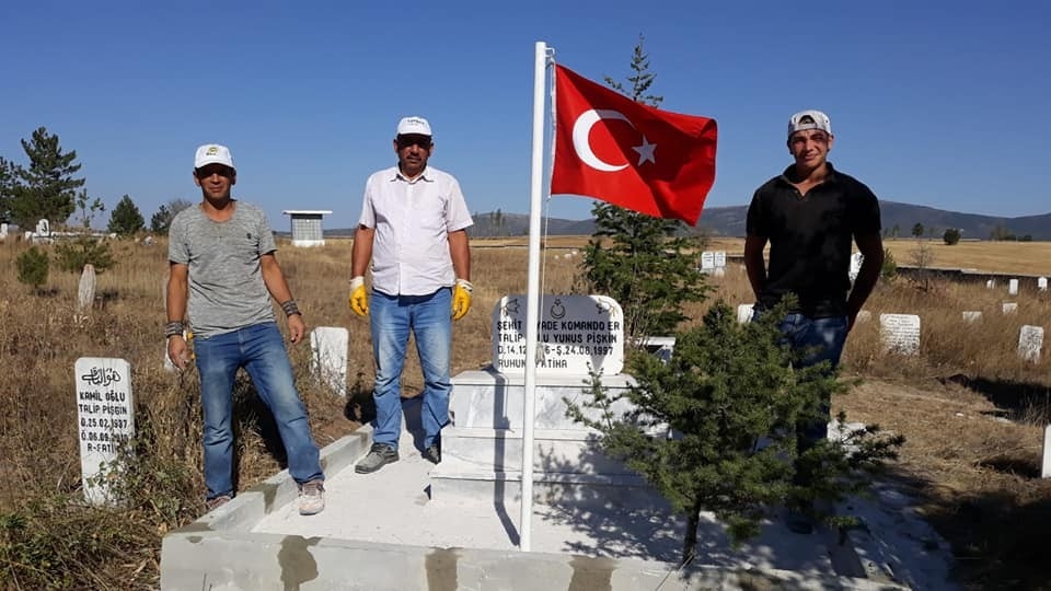 Şehit mezarlarının bakımı yapıldı ama mezarlık ot içinde