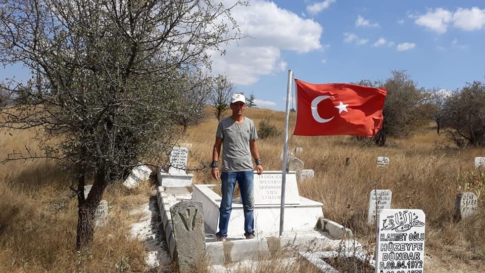 Şehit mezarlarının bakımı yapıldı ama mezarlık ot içinde