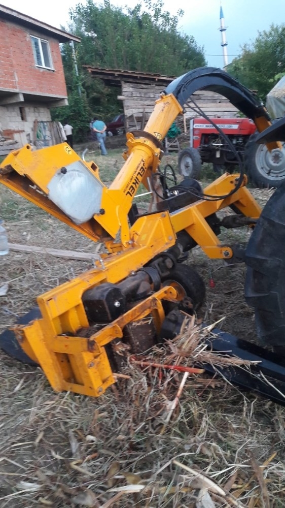 Silaj makinasına kolu sıkıştı, imdadına itfaiye ekibi yetişti