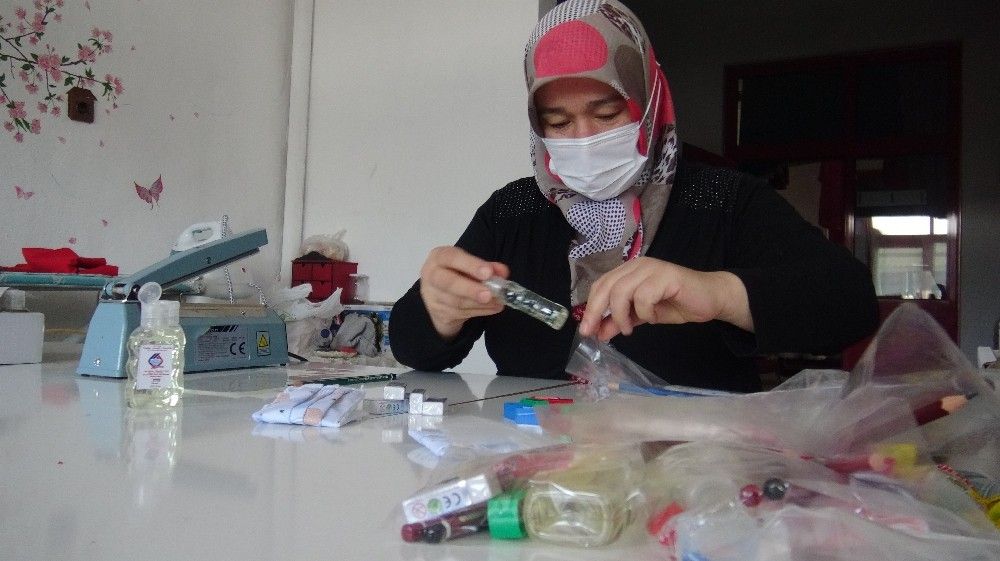 Sındırgı'da öğrencilere renkli maske ve kolonya