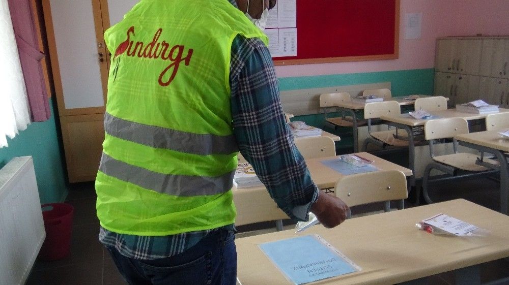Sındırgı'da öğrencilere renkli maske ve kolonya