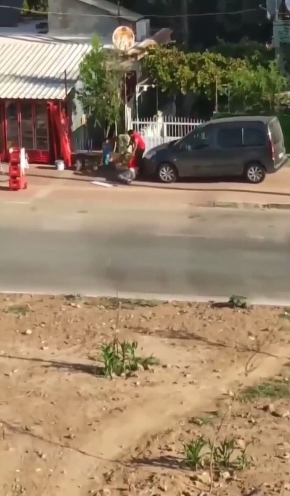 Sokakta kadını dövdü, kimse dönüp bakmadı