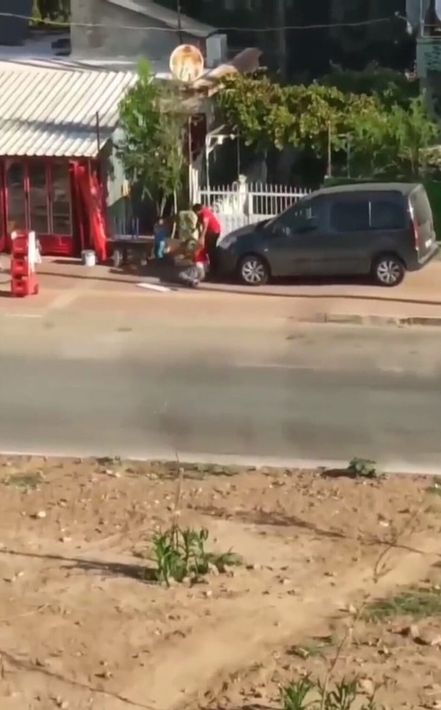 Sokakta kadını dövdü, kimse dönüp bakmadı