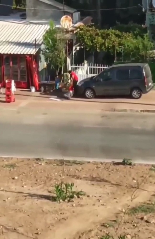 Sokakta kadını dövdü, kimse dönüp bakmadı
