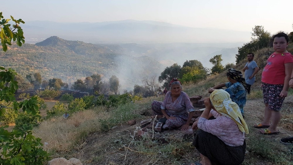 Su testileriyle yangını söndürmeye çalıştılar