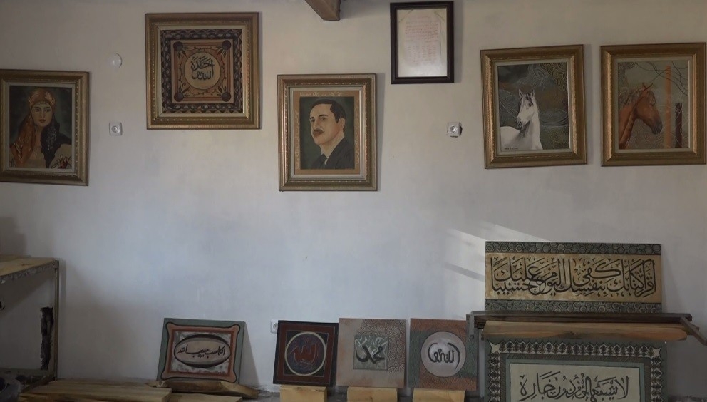 Taşla resim sanatı için köyde atölye kurdu