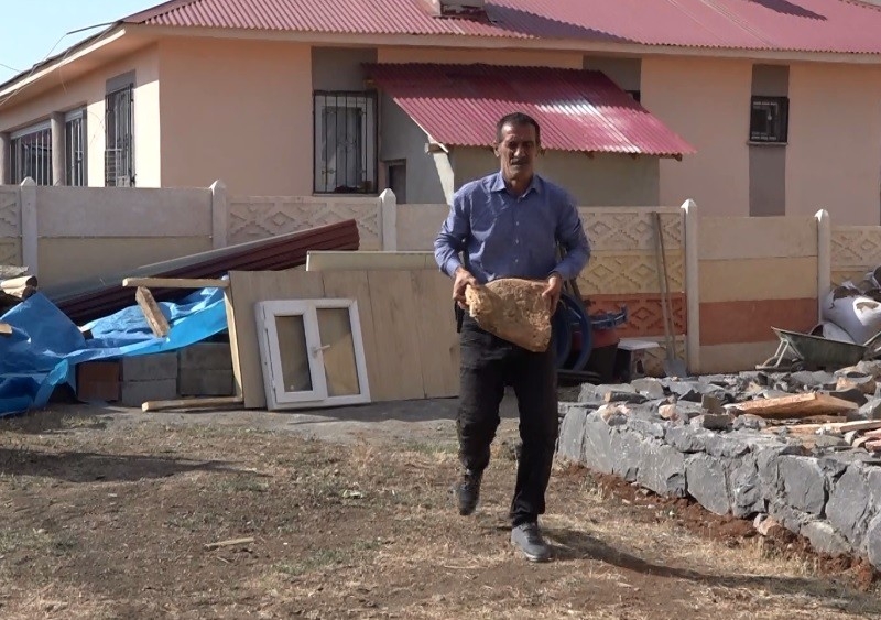 Taşla resim sanatı için köyde atölye kurdu