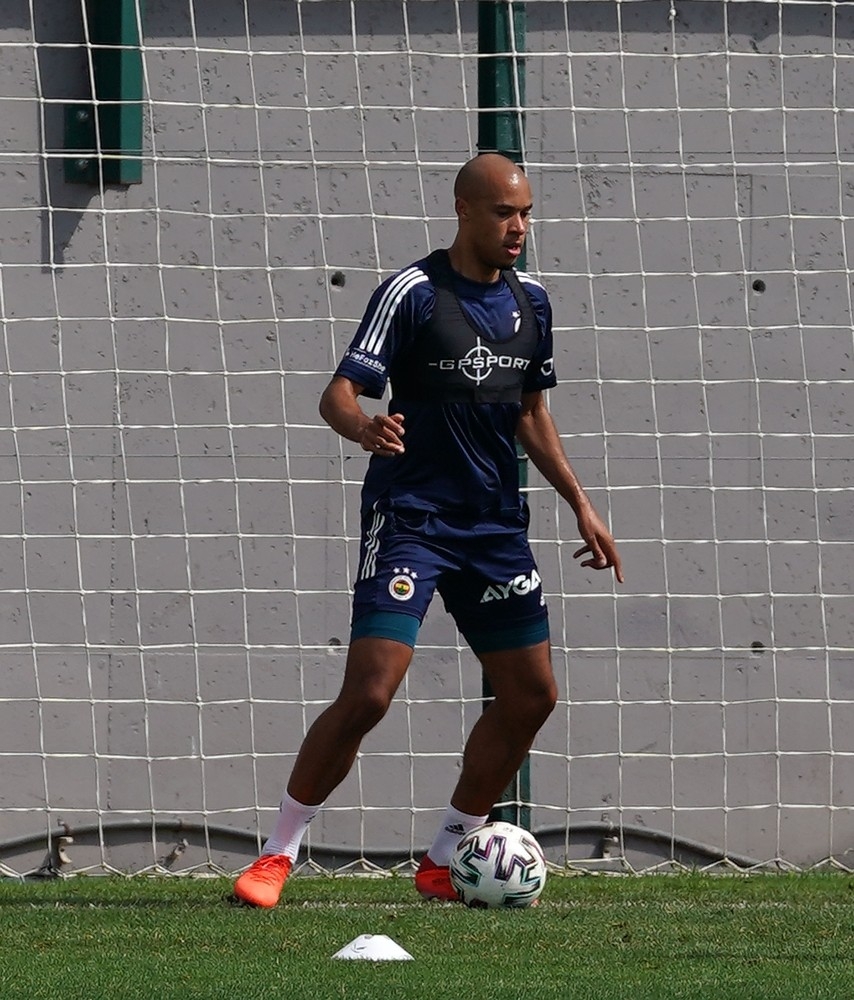 Tisserand, Fenerbahçe'de ilk antrenmanına çıktı