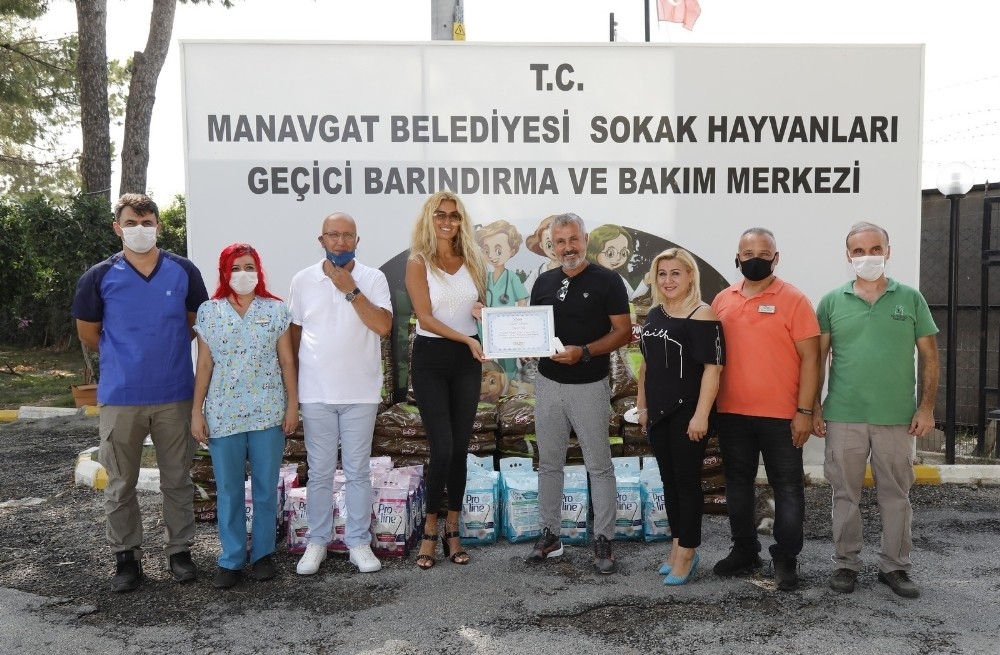 Tuğba Özay'dan sokak hayvanları için bağış