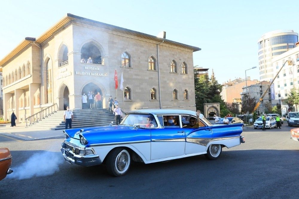 Turizm Filmleri Festivali'ne klasik araçlar korteji damga vurdu