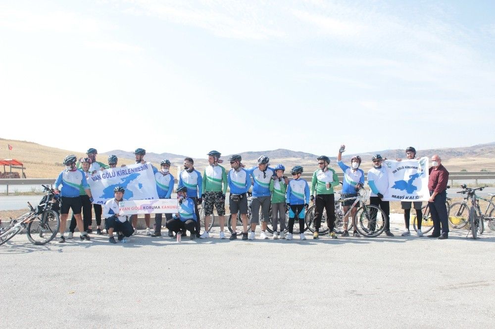 "Van Gölü Kirlenmesin" diye pedal çevirdiler