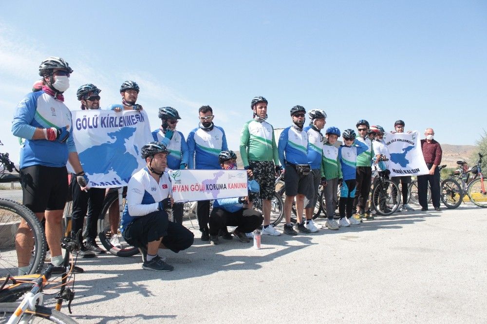 "Van Gölü Kirlenmesin" diye pedal çevirdiler