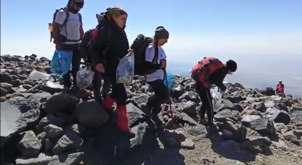 Vanlı dağcıların Ağrı Dağı'nda çöp tepkisi