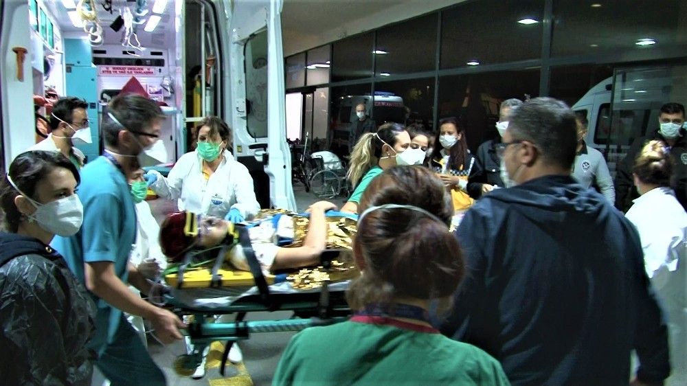14 yaşındaki Günay enkazdan çıkarıldı