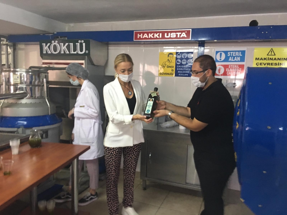 Bakan eşi, şifa niyetine zeytinyağı içti