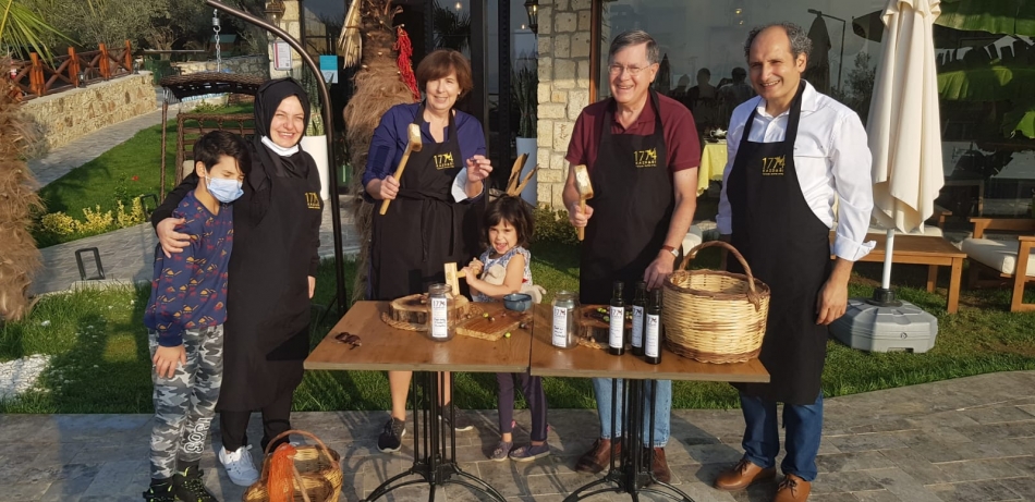ABD Büyükelçisi zeytin hasadı yaptı