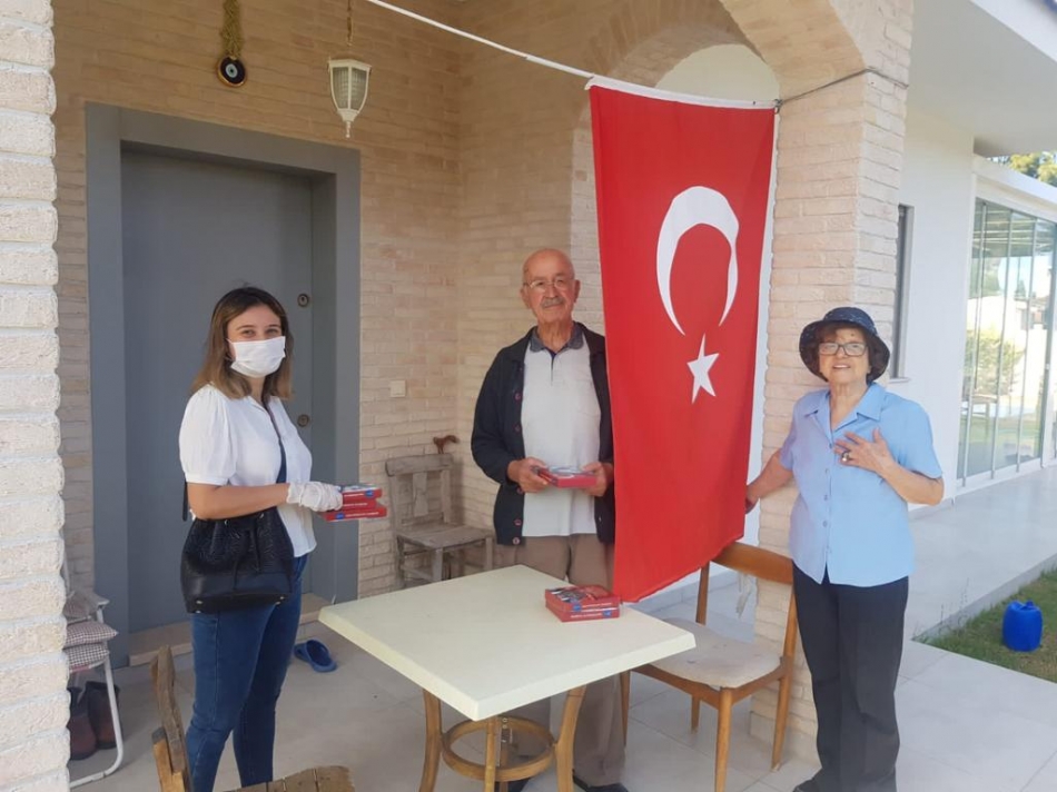 Başkan Oran bayrak dağıttı