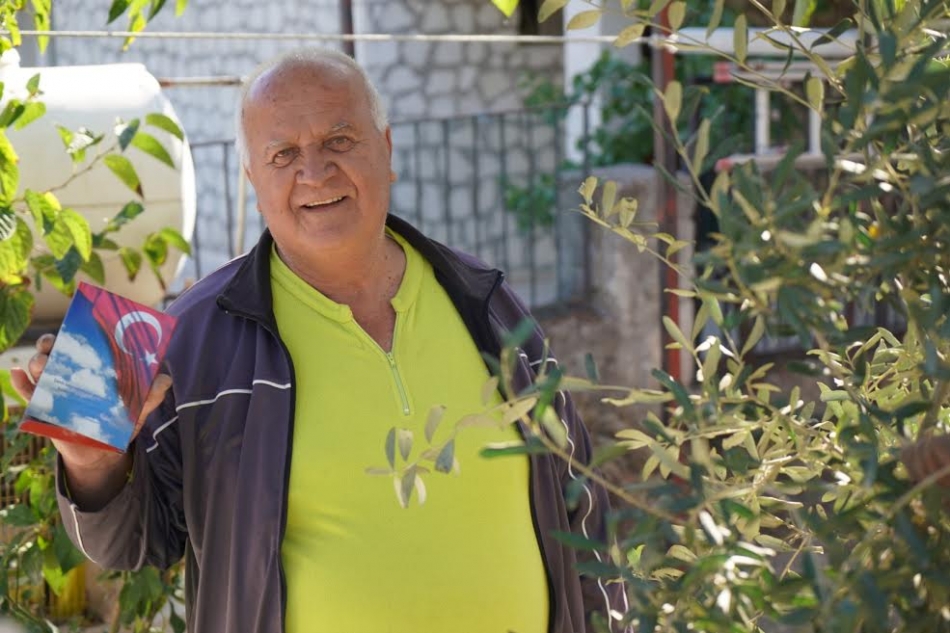 Başkan Oran bayrak dağıttı