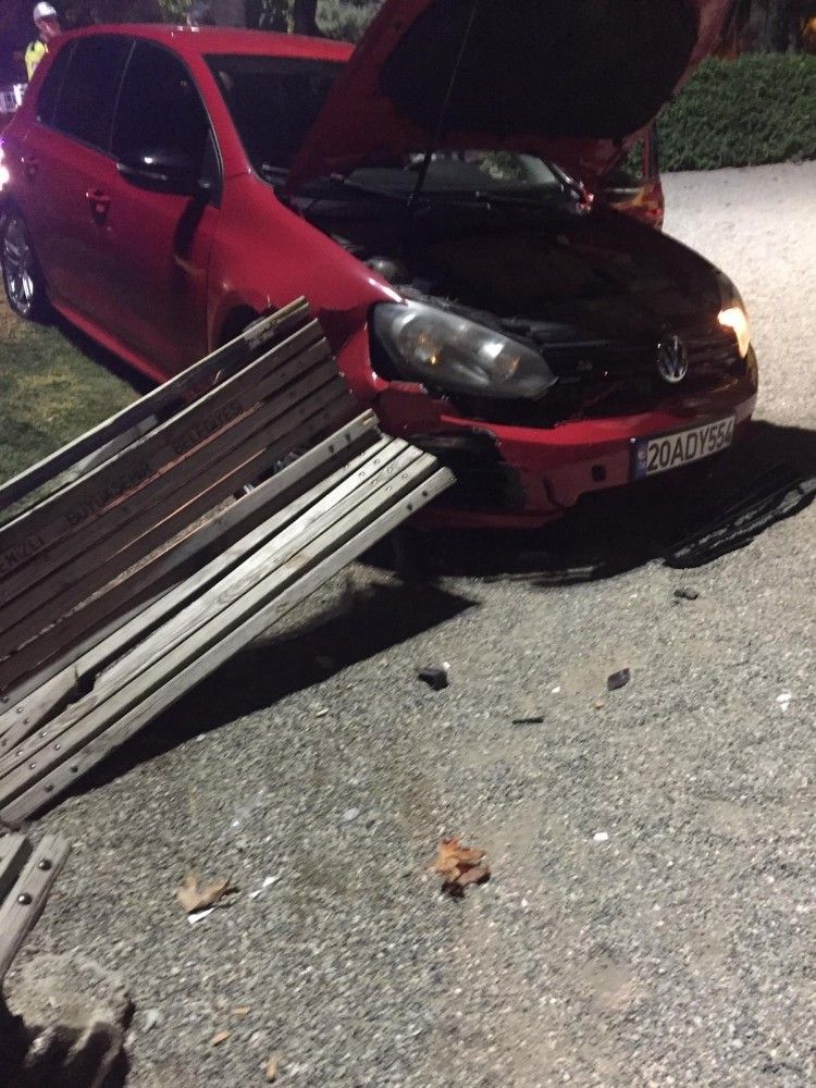 Alkollü sürücü çocuk parkına daldı, aracı bırakıp kaçtı