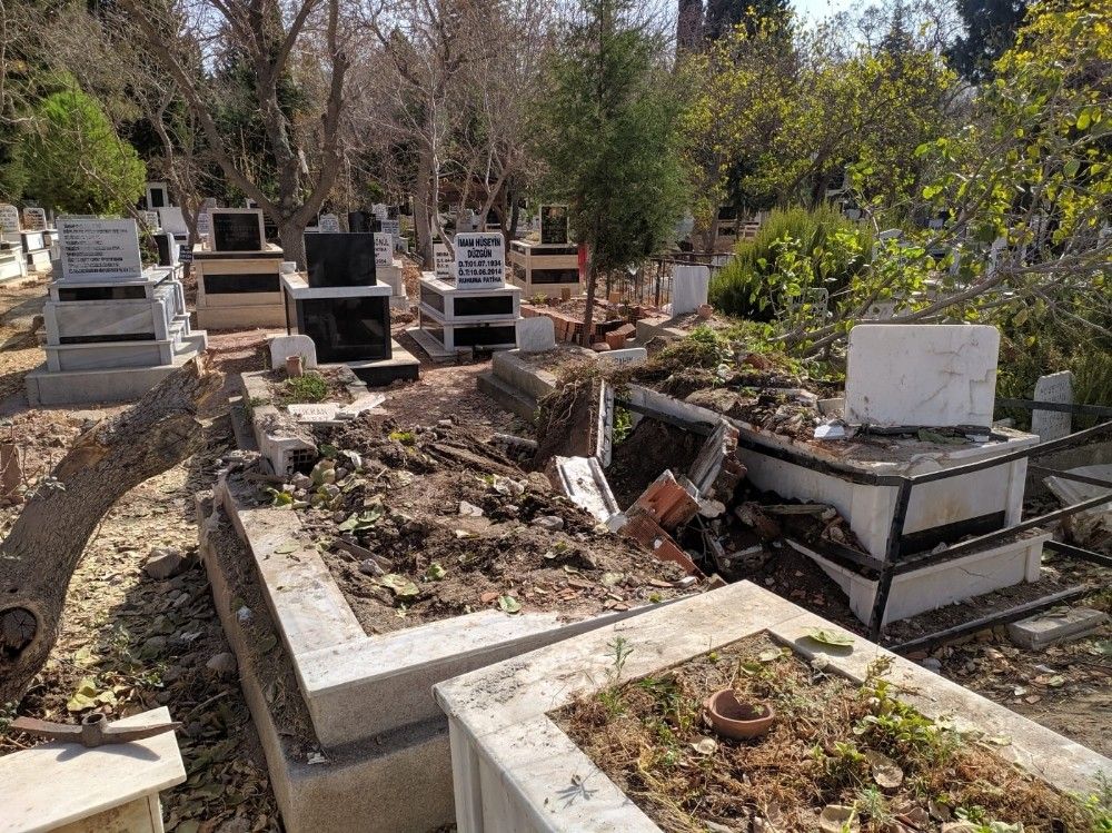 Aracıyla mezarlığa uçtu, 6 mezar zarar gördü