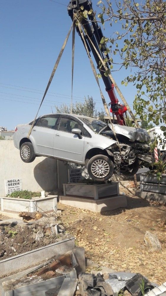 Aracıyla mezarlığa uçtu, 6 mezar zarar gördü