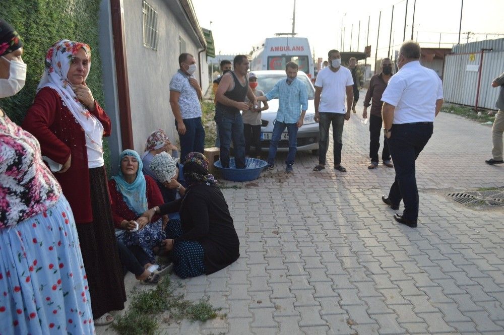 Ayağında zincirle bağlı çocuk alevler arasında kaldı