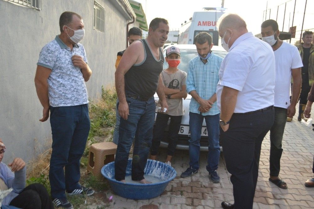 Ayağında zincirle bağlı çocuk alevler arasında kaldı