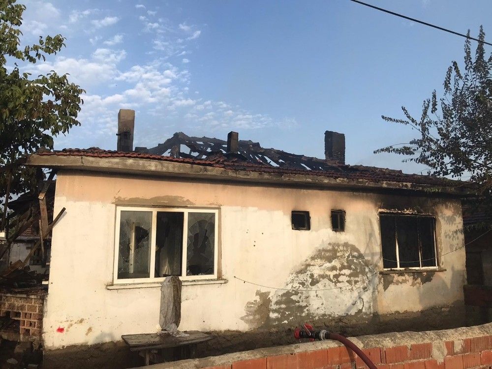 Ayağında zincirle bağlı çocuk alevler arasında kaldı
