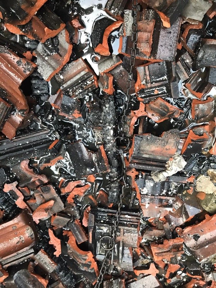 Ayağında zincirle bağlı çocuk alevler arasında kaldı