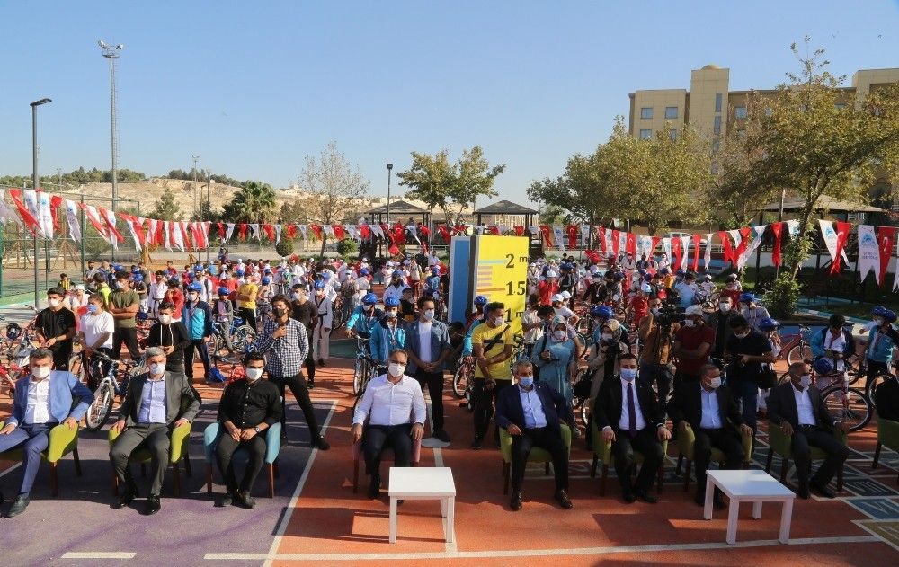 Belediye başkanı şampiyon sporcularla pedal çevirdi