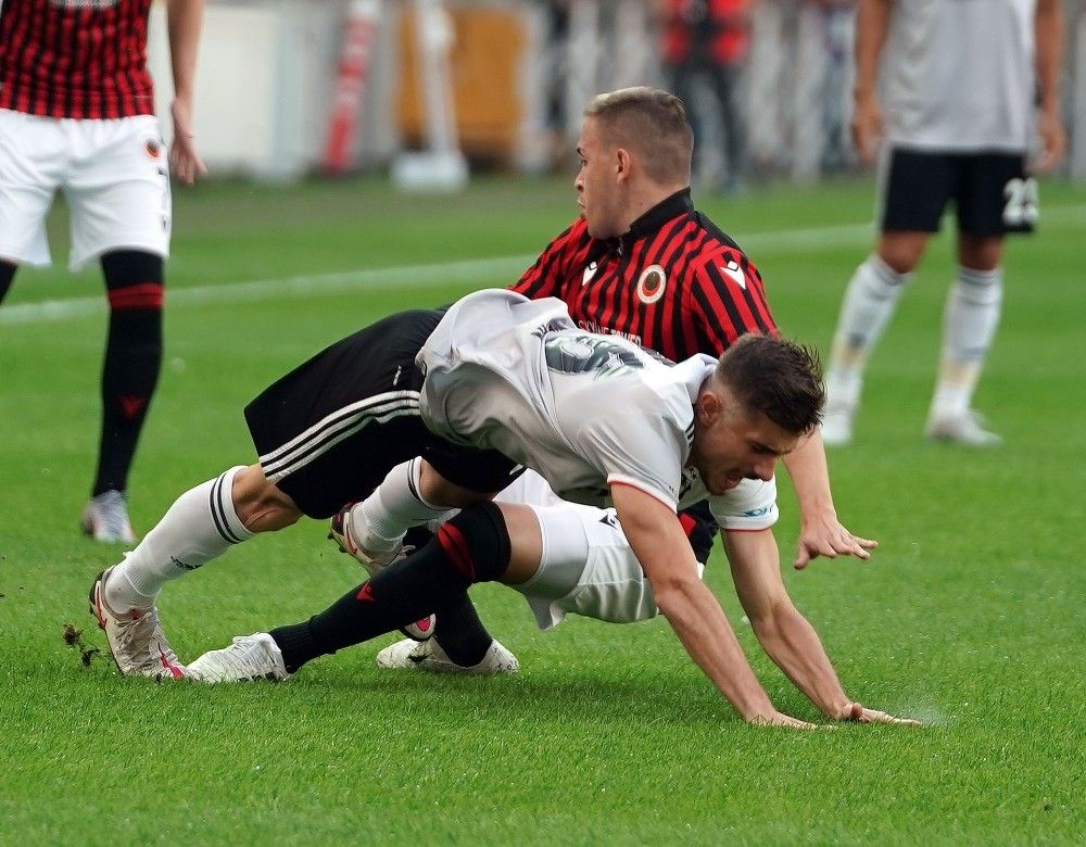 Beşiktaş'a evinde darbe