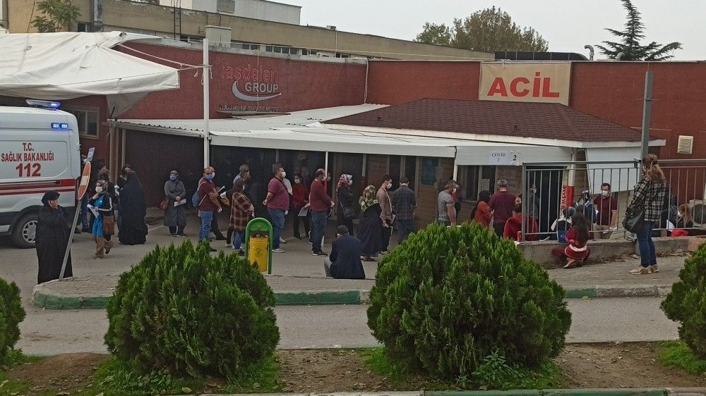 Bursa'da metrelerce Covid-19 kuyruğu