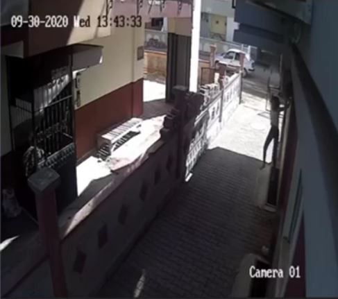 Büyük cesaret! Genç kız pencereden atlayıp hırsızları şaşırttı