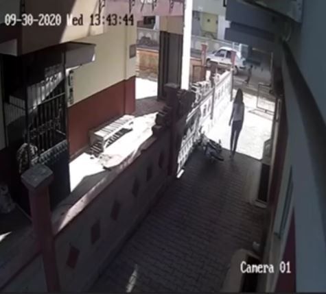 Büyük cesaret! Genç kız pencereden atlayıp hırsızları şaşırttı
