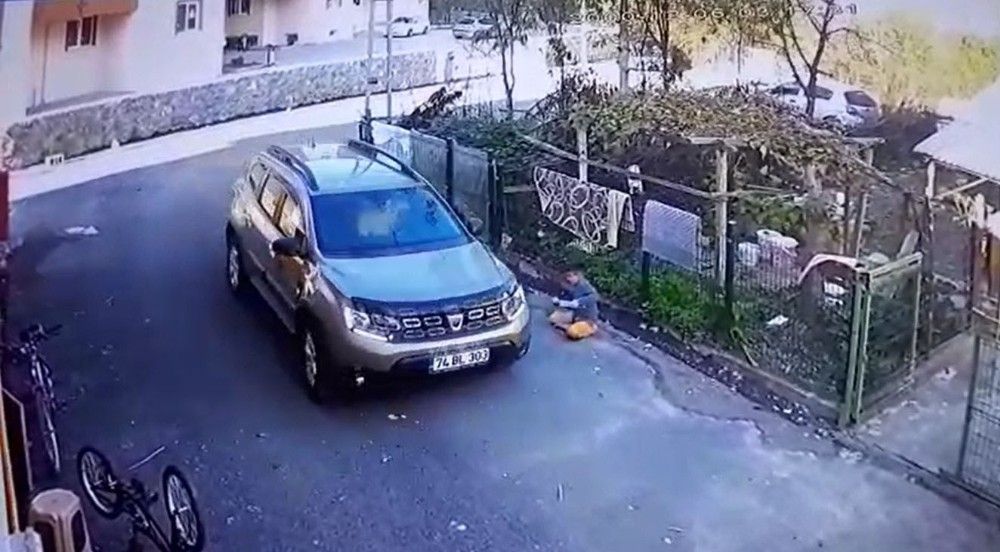Çocuğun bisikletini ezip gitti