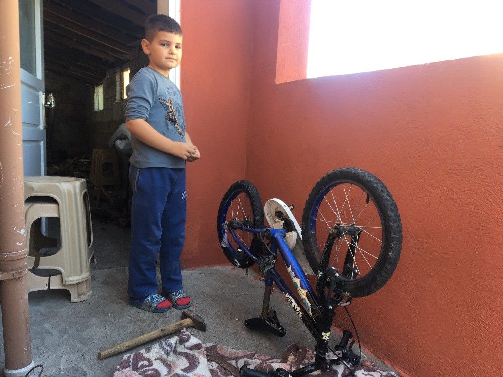 Çocuğun bisikletini ezip gitti