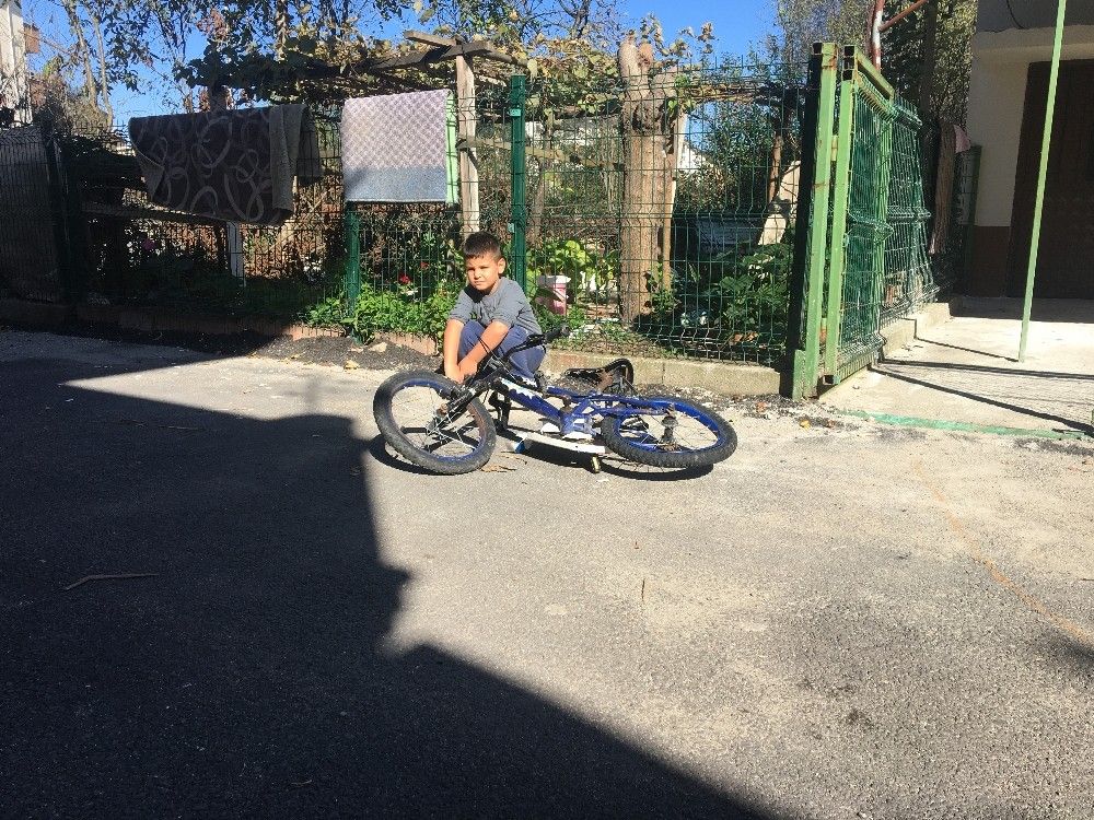 Çocuğun bisikletini ezip gitti