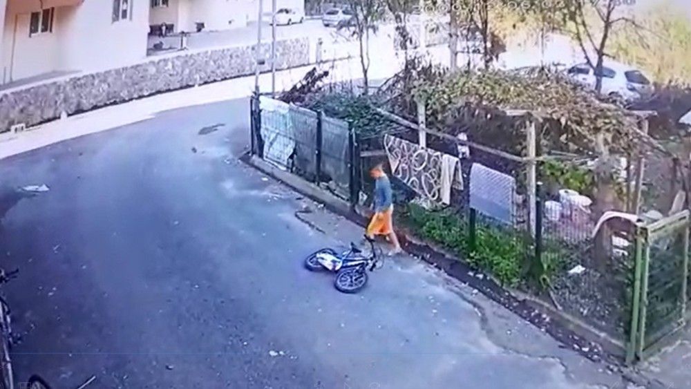 Çocuğun bisikletini ezip gitti