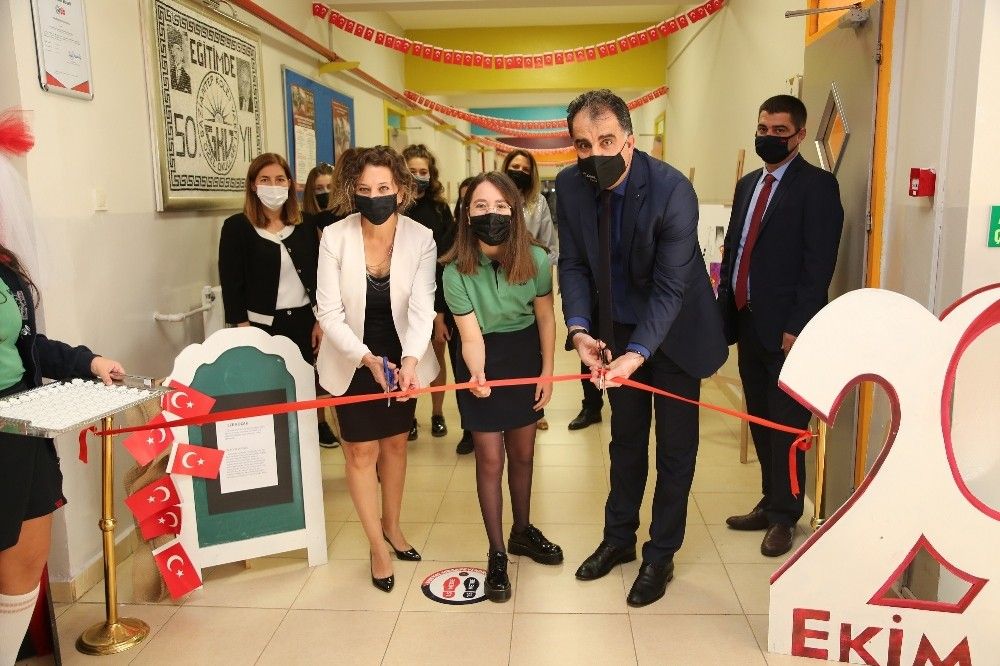 GKV'li Ece Koçak açtığı sergiyi Atatürk'e armağan etti