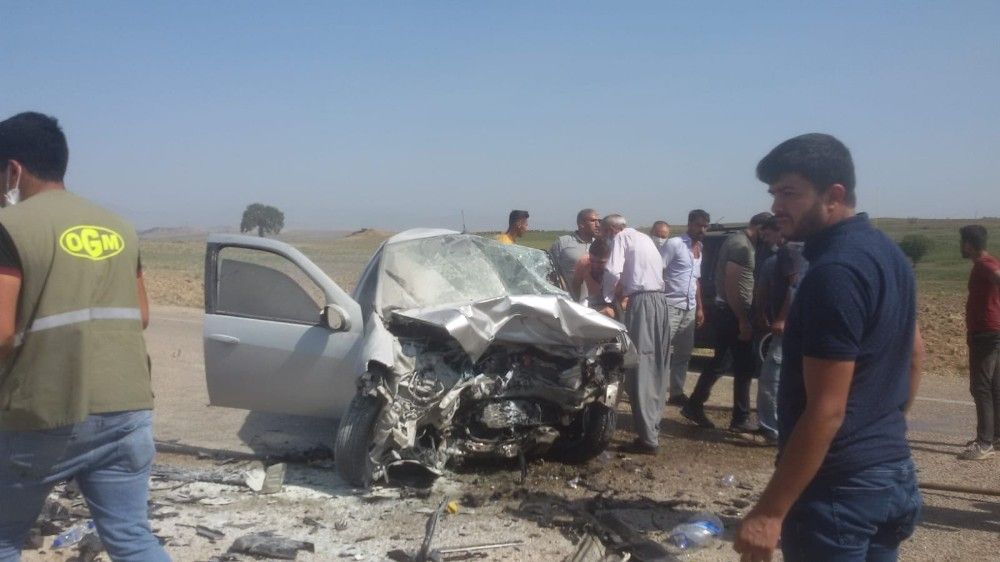 İki otomobil kafa kafaya çarpıştı: 3 ölü