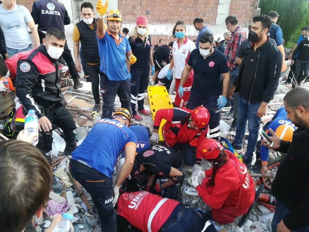 İzmir depreminde kurtarma çalışmaları sürüyor