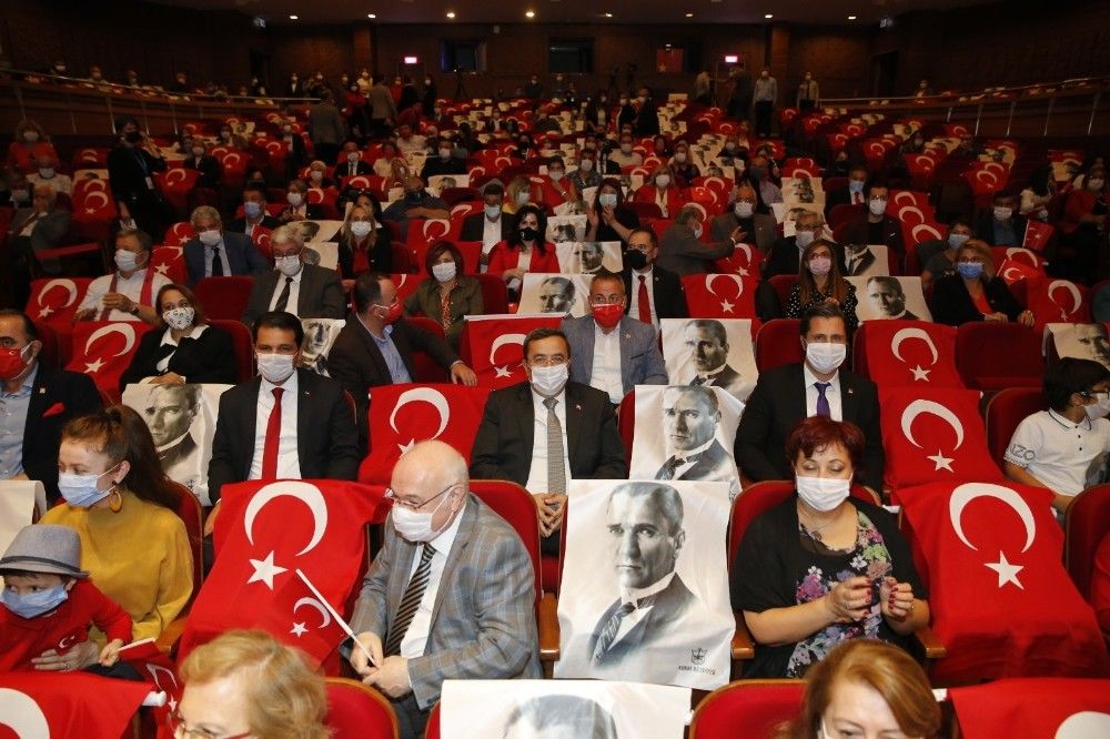 İzmir'de Cumhuriyet coşkusu her ilçeyi sardı