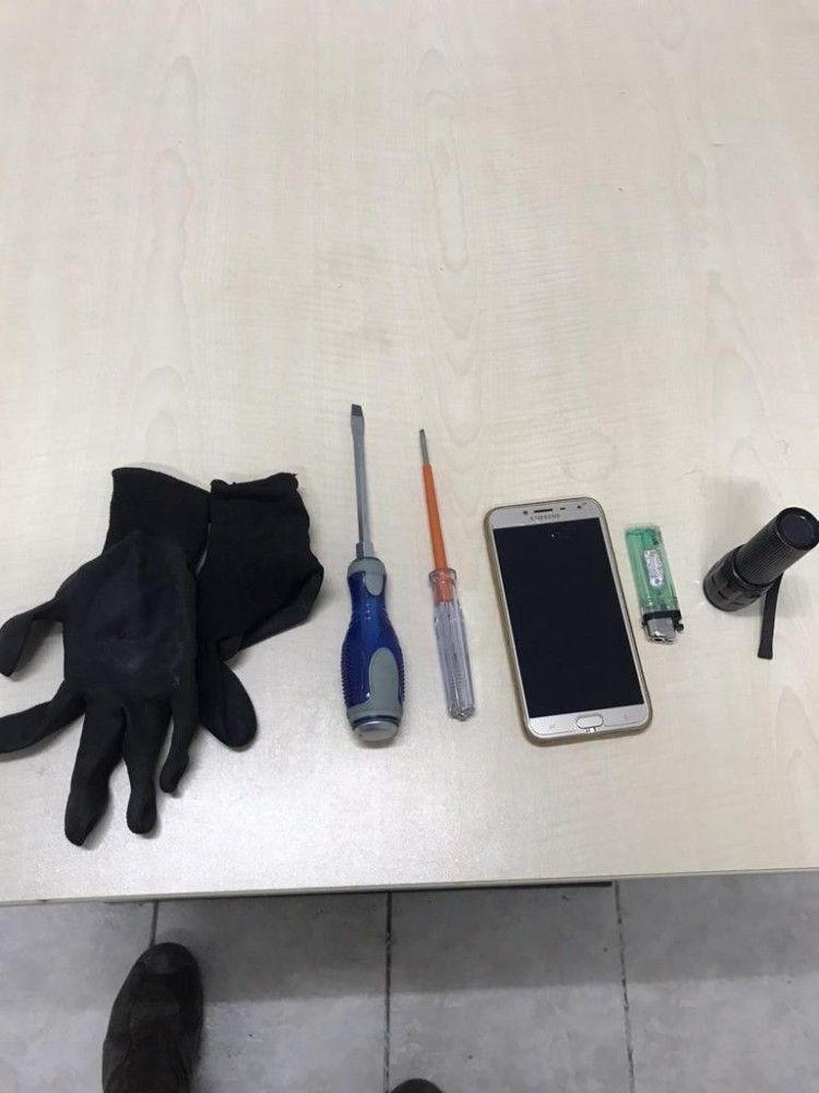 İzmir'de okulu soymak isteyen hırsıza suçüstü