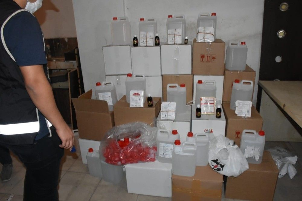 İzmir'de sahte alkol satışlarında kilit isim yakalandı