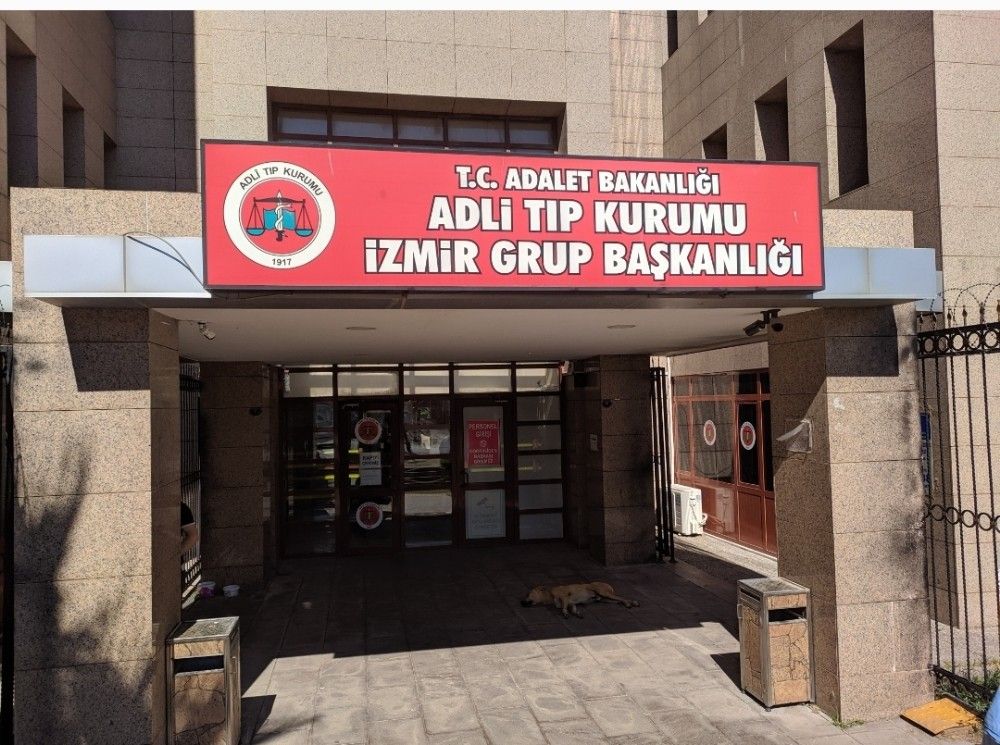 İzmir'de sahte içkiden ölenler için hüzünlü bekleyiş