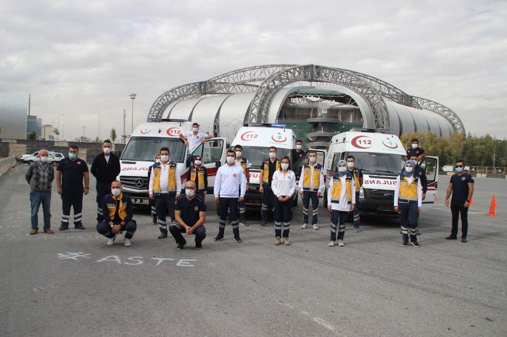 Kadın ambulans şoför adaylarına zorlu eğitim